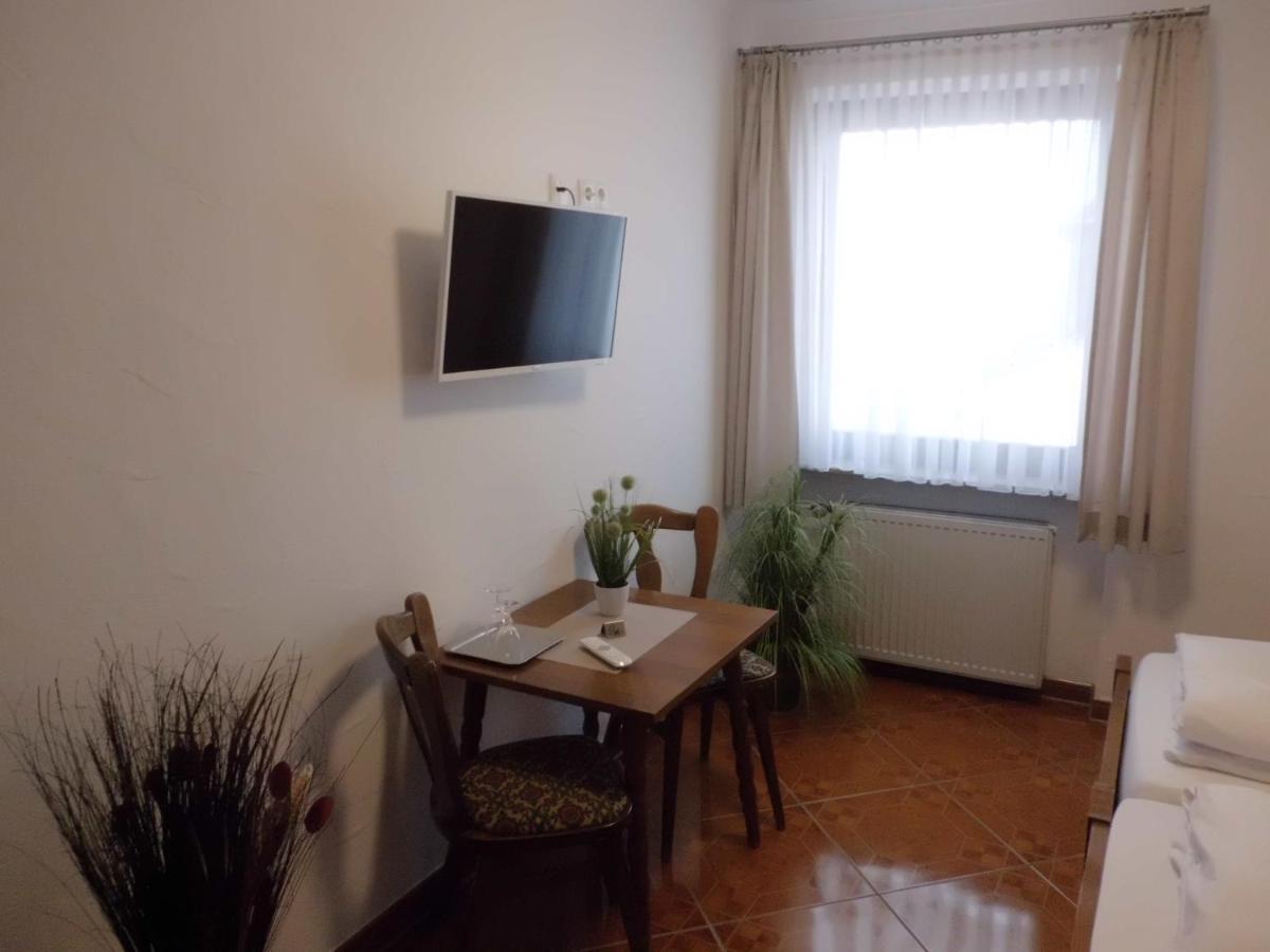 Hotel Restaurant Zur Pfanne Urbar  Exterior photo